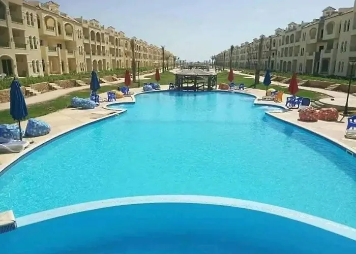 Apartment للاستفسارات عبر الواتس في الصور, قرية لاسرينا بالم بيتش بالعين السخنة لمحبي الهدوء والرقي, للأسر فقط, دور أول وسط غرفتين وصالة بفيو البول والبحر من كافة الغرف, شاطئ رملي مجاني, اكوا بارك مجاني, الموقع لا يتيح الرد على استفسارات الحجز, واتس فقط Ain Sukhna