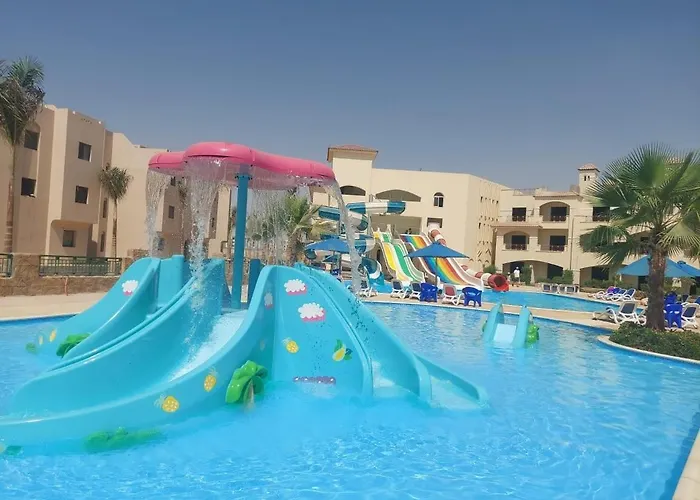 Apartment للاستفسارات عبر الواتس في الصور, قرية لاسرينا بالم بيتش بالعين السخنة لمحبي الهدوء والرقي, للأسر فقط, دور أول وسط غرفتين وصالة بفيو البول والبحر من كافة الغرف, شاطئ رملي مجاني, اكوا بارك مجاني, الموقع لا يتيح الرد على استفسارات الحجز, واتس فقط *
