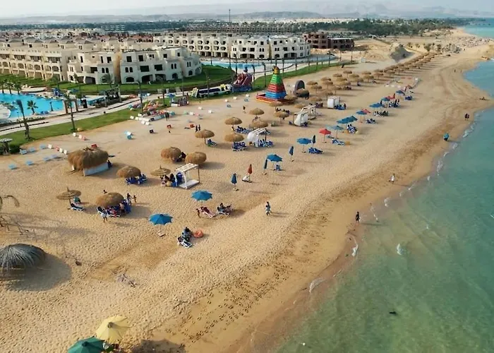 للاستفسارات عبر الواتس في الصور, قرية لاسرينا بالم بيتش بالعين السخنة لمحبي الهدوء والرقي, للأسر فقط, دور أول وسط غرفتين وصالة بفيو البول والبحر من كافة الغرف, شاطئ رملي مجاني, اكوا بارك مجاني, الموقع لا يتيح الرد على استفسارات الحجز, واتس فقط Ain Sukhna